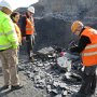 Auf dem Weg trifft die Exkursionsgruppe auf das Team von Angelika Leipner